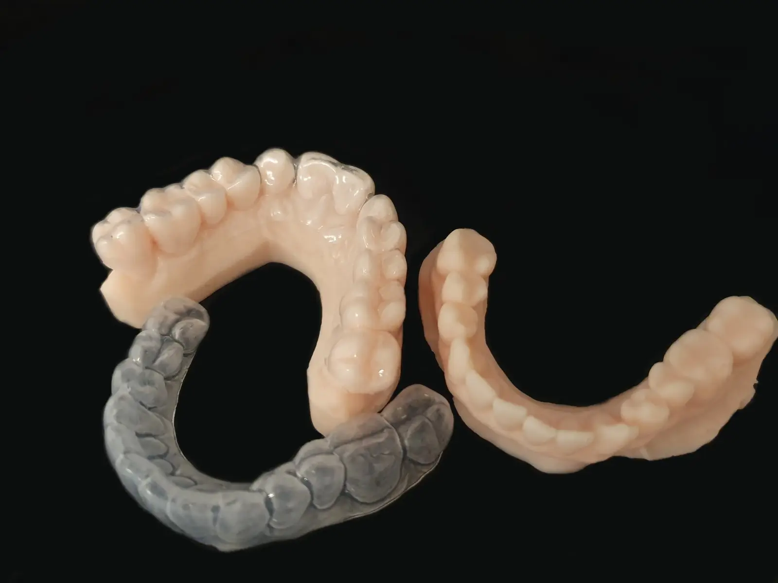 Escaneamento digital de arcadas e impressão 3D com placa de clareamento dental personalizada